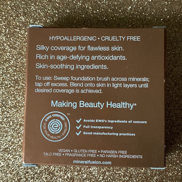 Pressed Powder Foundation with Buildable Coverage in Neutral 1- Fair - Picture 2 of 3